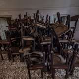 ...e sedie accatastate, probabilmente quelle che sarebbero state le aule studio